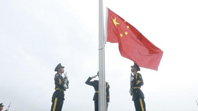 时尚拼接牛仔裤